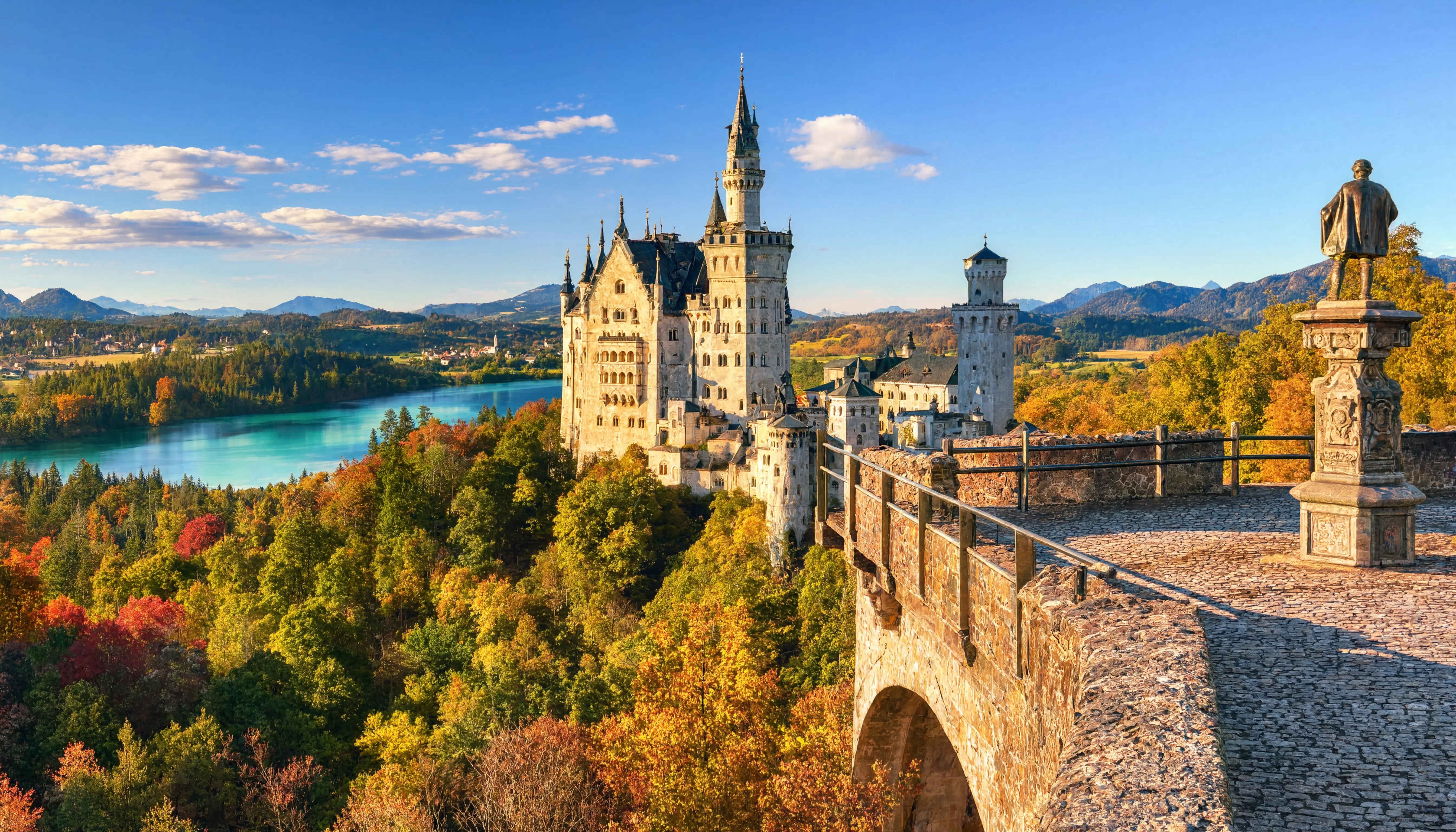 Schloss Neuschwanstein im goldenen Herbstlicht — Deutschlands bekanntestes Märchenschloss vor alpinem Panorama